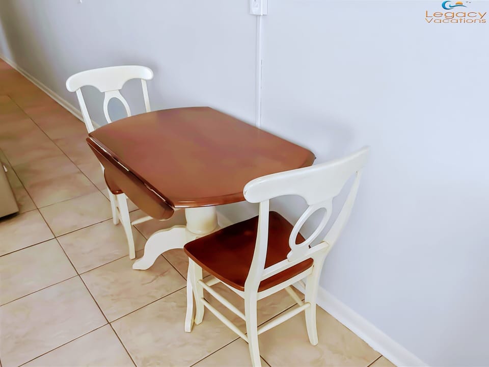 Island Surf 6 Dining Area