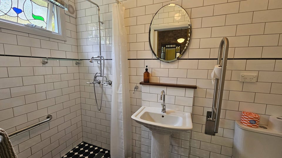 Room 5's ensuite bathroom