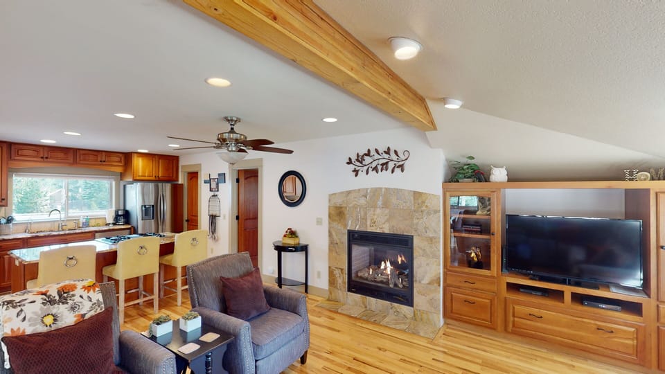 Sit back, enjoy a cozy fire, flatscreen HDTV, with Blue-Ray DVD built in Wifi