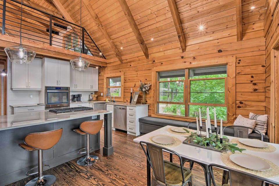 Fully Equipped Kitchen: Drip Coffee Maker | Kitchen Island | Bar Seating
