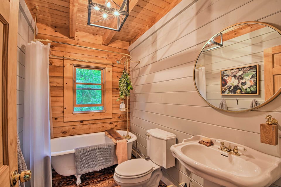 Full Bathroom:  Shower/Tub Combo