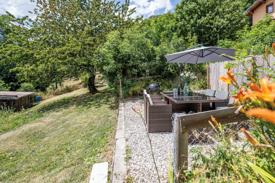 Alfresco dining, in the evening the solar string lights create a cozy atmosphere