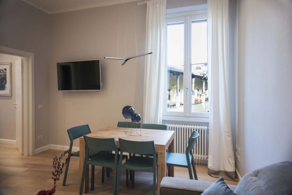 Exclusive Apartment, 3 Bedrooms, City View | In-room dining