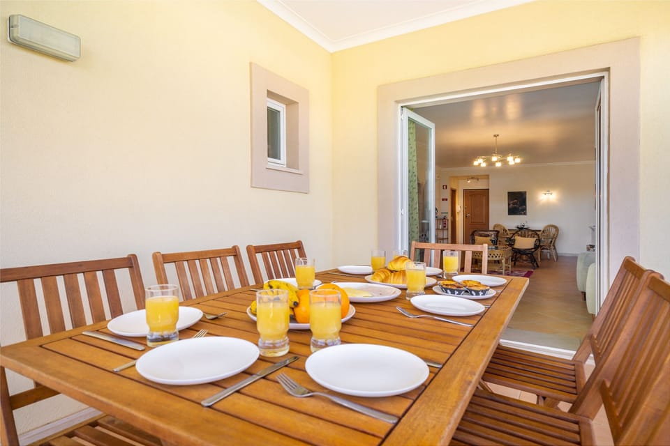 Apartment, 3 Bedrooms, Terrace, Garden View | In-room dining