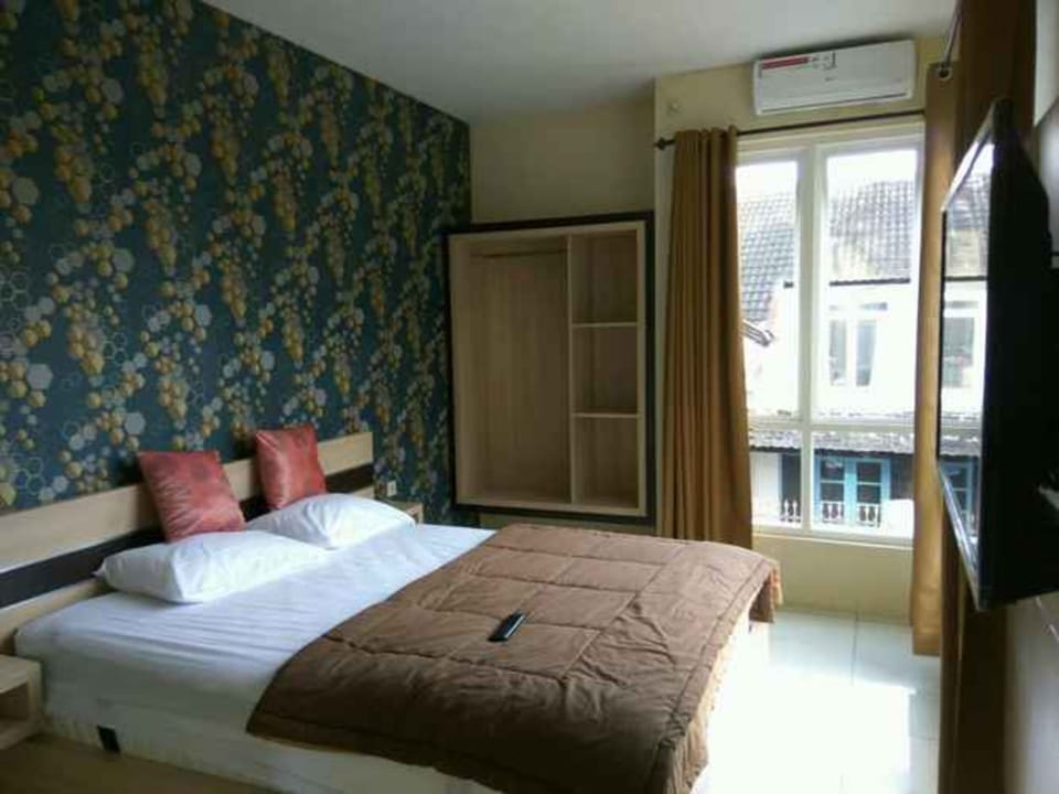 Soundproofing, free WiFi, bed sheets