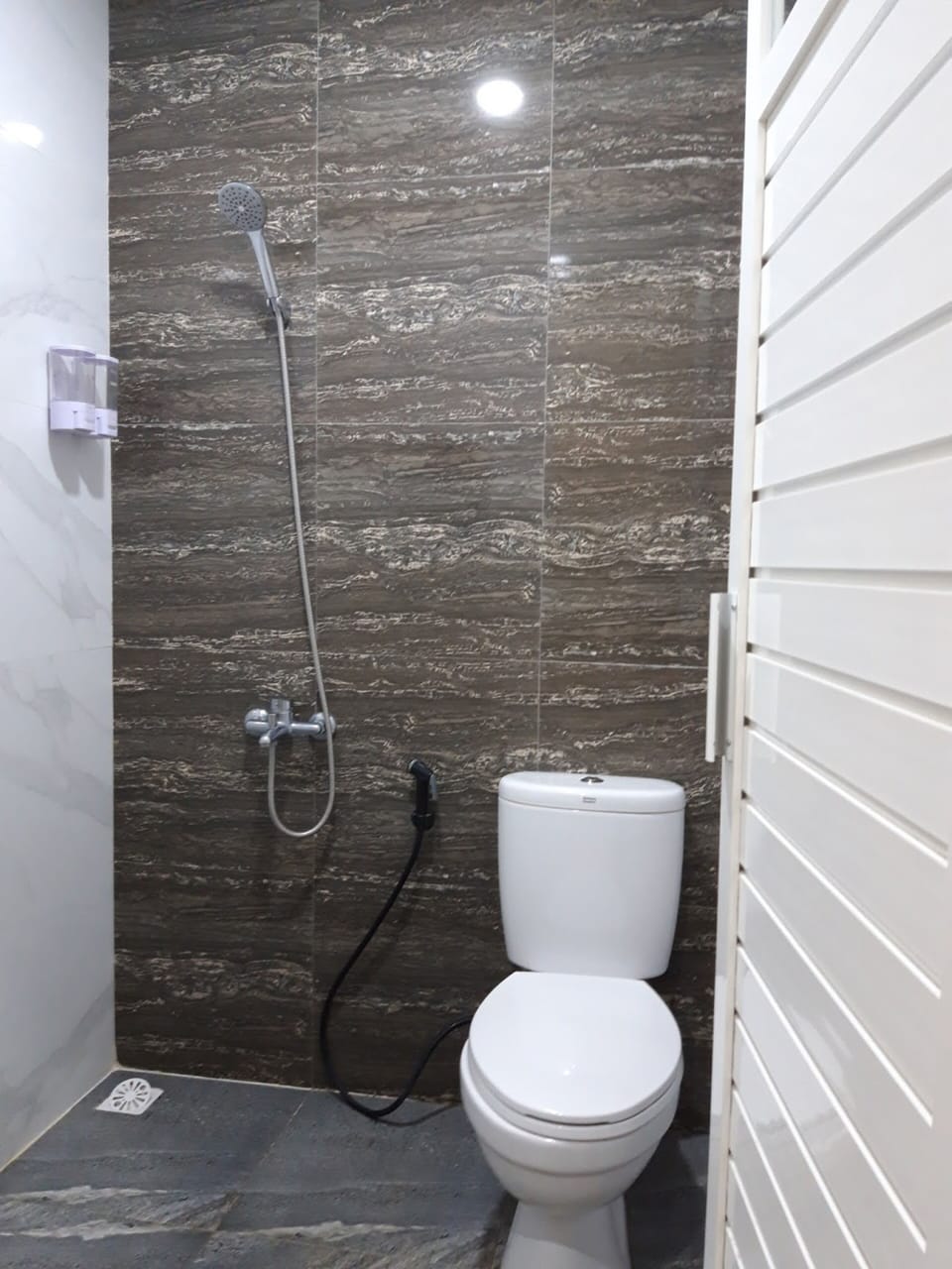 Shower, free toiletries, towels