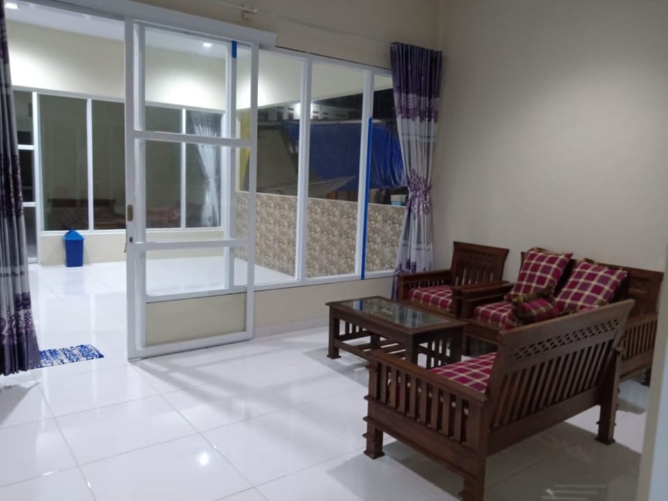 Bungalow | Minibar, desk, bed sheets