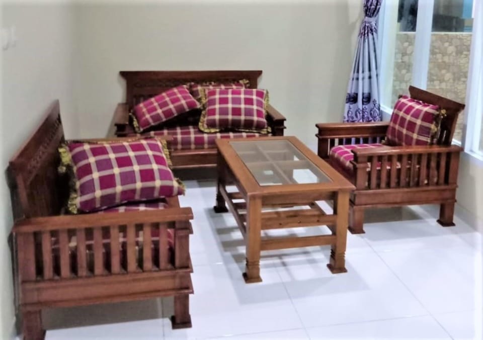 Bungalow | Living room | 21-inch TV with cable channels