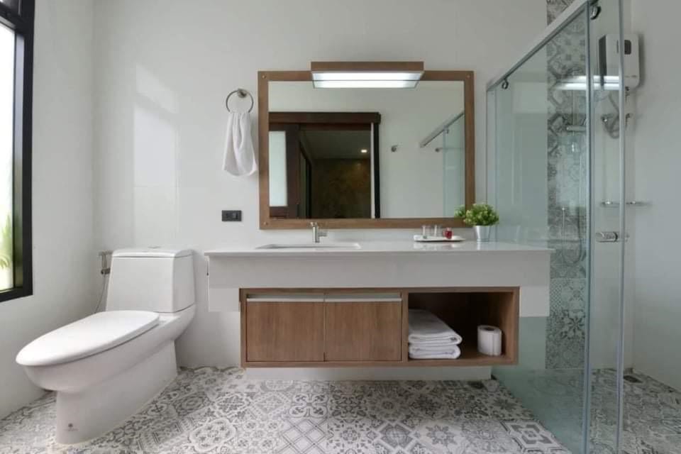 Deluxe Room, 1 Bedroom | Bathroom | Shower, free toiletries, hair dryer, towels