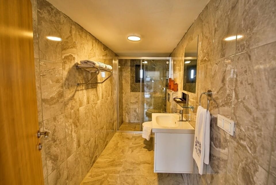 Combined shower/tub, rainfall showerhead, free toiletries, hair dryer