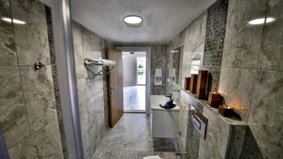 Combined shower/tub, rainfall showerhead, free toiletries, hair dryer