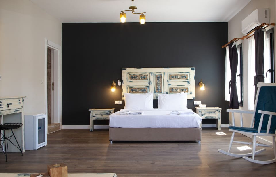 King Suite | Desk, laptop workspace, free WiFi, bed sheets