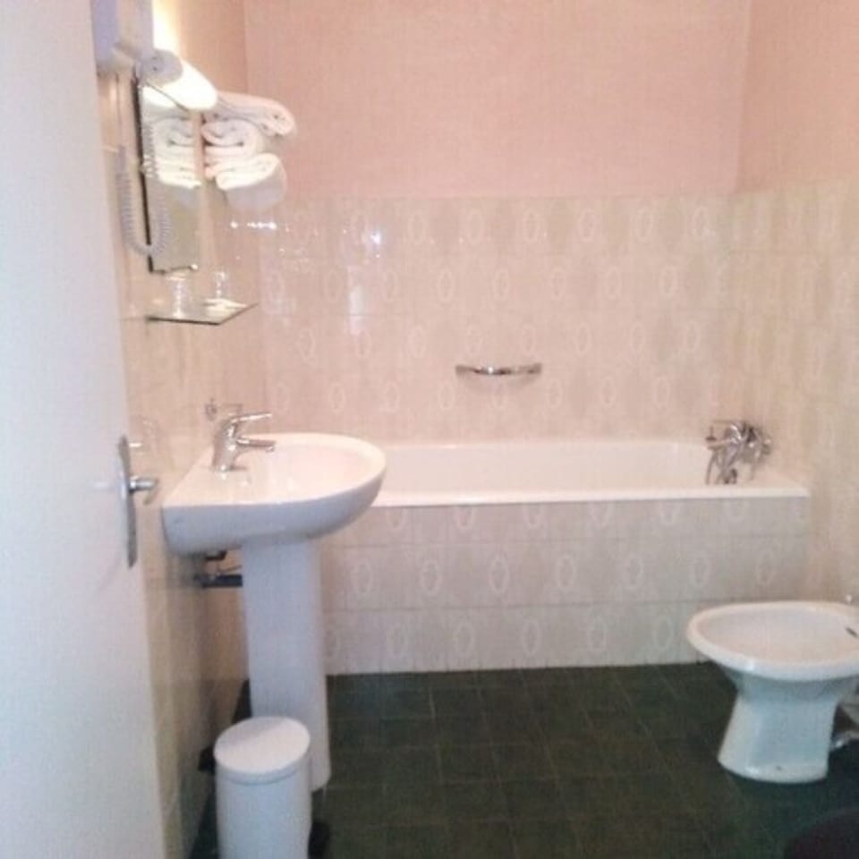 Bidet, towels