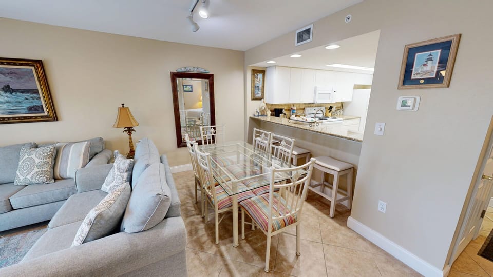 Condo, 2 Bedrooms | Living area