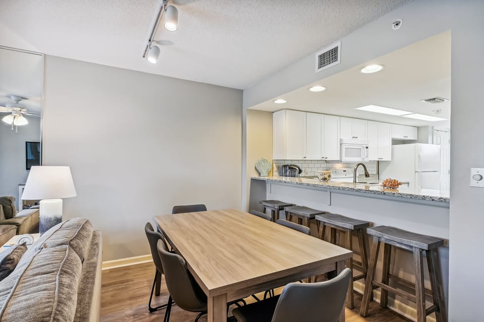 Condo, 2 Bedrooms | Dining