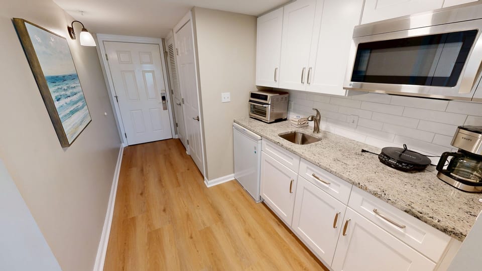 Studio | Private kitchen | Fridge, microwave, coffee/tea maker, toaster