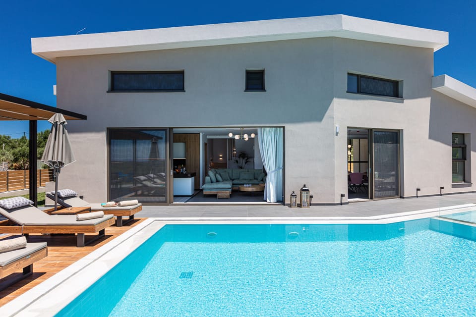 Pool surrounding that stimulate the senses.