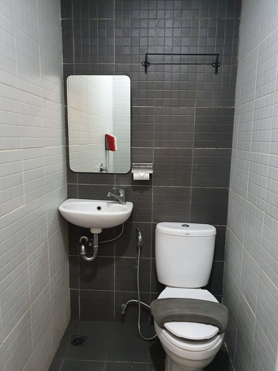 Superior Room | Bathroom | Shower, hydromassage showerhead, free toiletries, towels