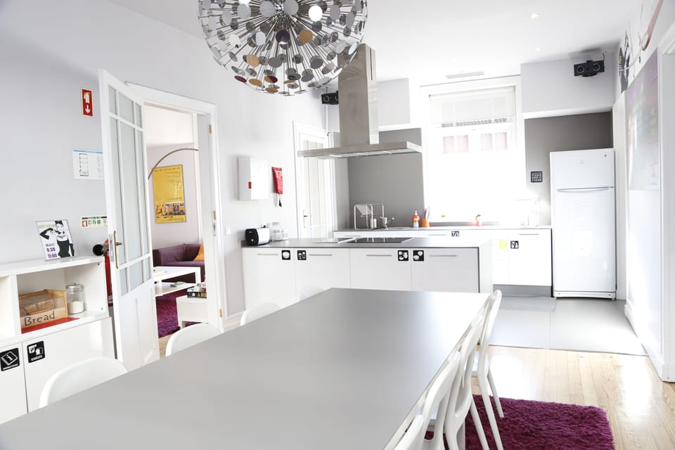 Full-size fridge, microwave, oven, stovetop