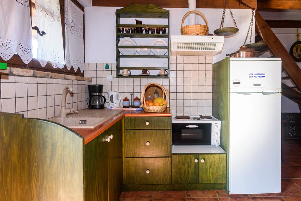 Apartment | Private kitchen | Fridge, oven, stovetop, coffee/tea maker
