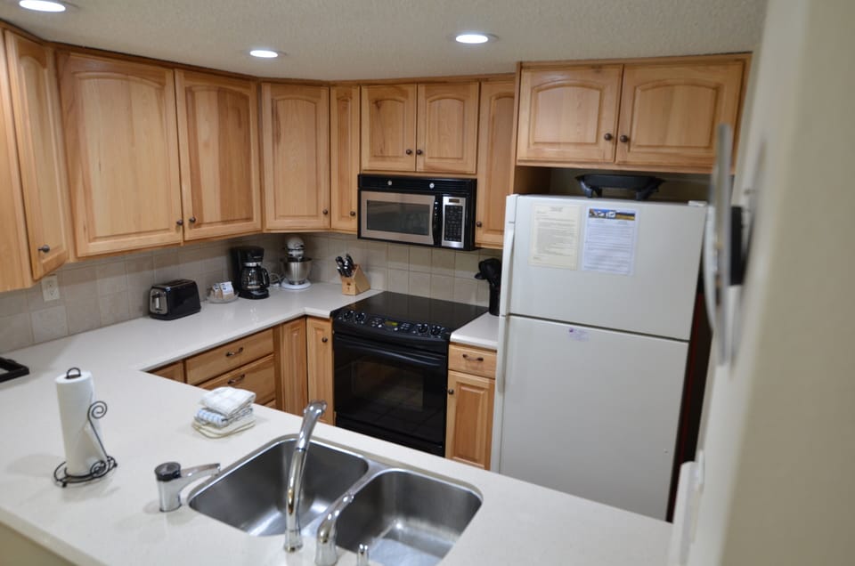 Fully-Equipped Kitchen - The fully-equipped kitchen has the amenities needed for the entire stay.