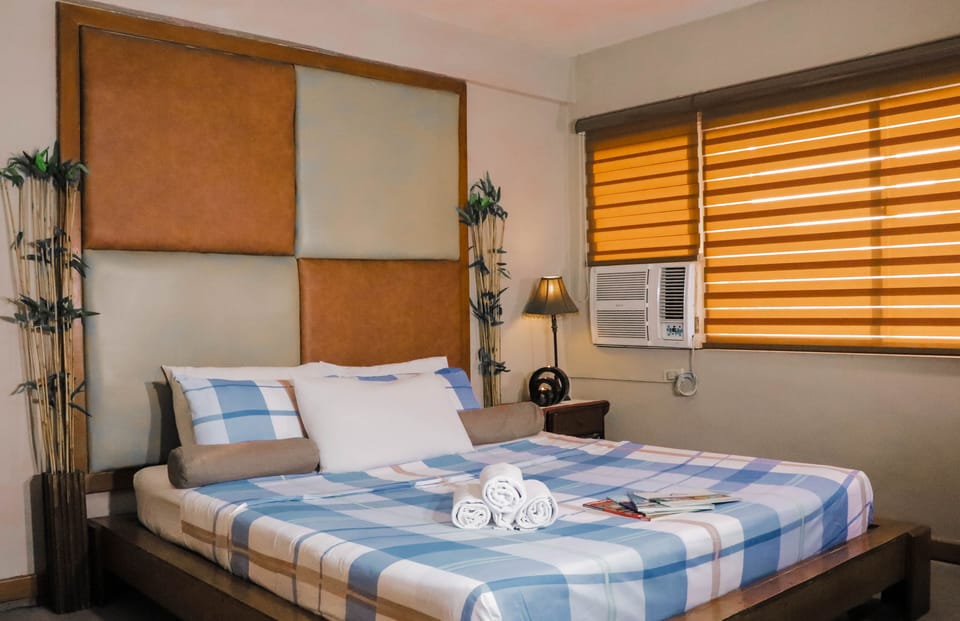 Suite by Sprout Rooms | Desk, laptop workspace, blackout drapes, free WiFi