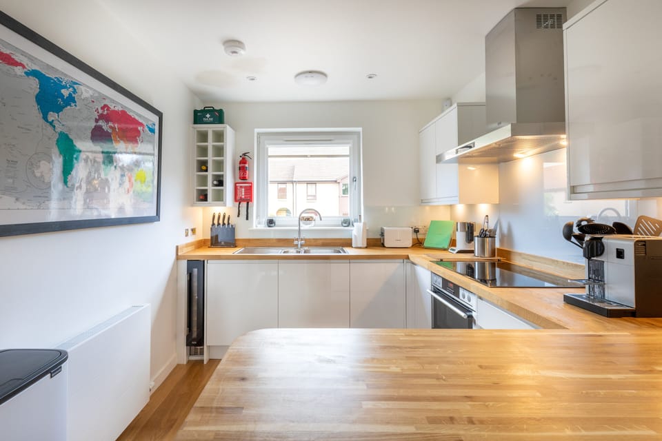 Designer kitchen (Bosch / AEG wine fridges, white goods and appliances)