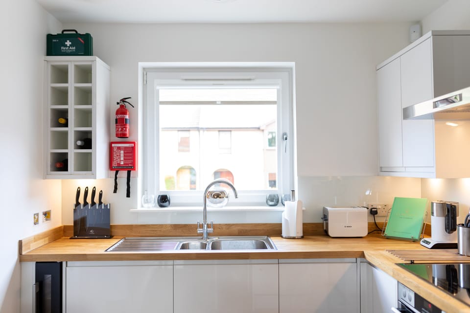 Designer kitchen (Bosch / AEG wine fridges, white goods and appliances)