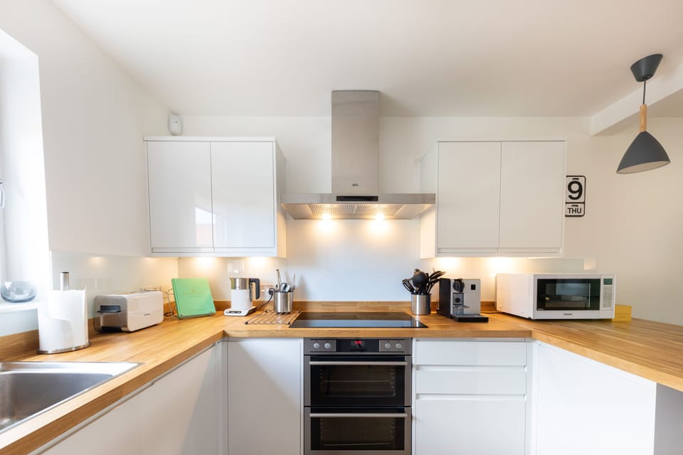 Designer kitchen (Bosch / AEG wine fridges, white goods and appliances)