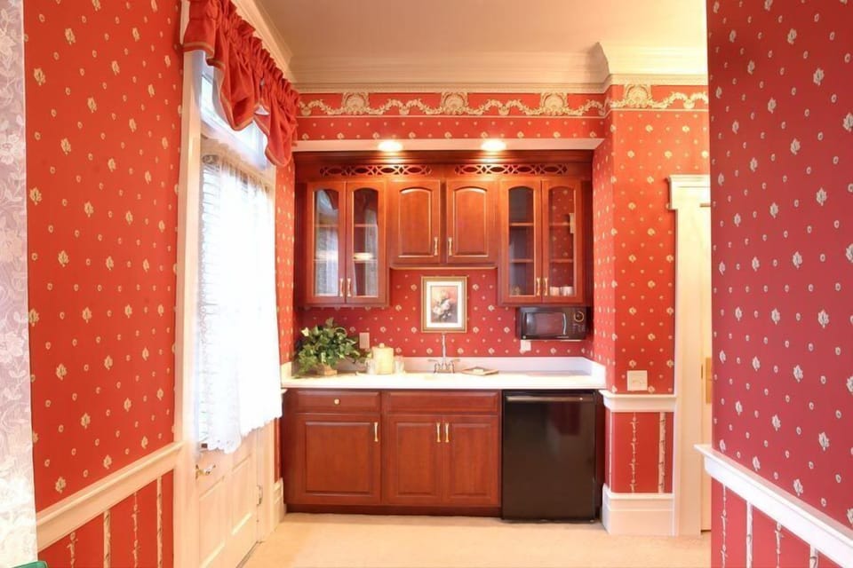 Fridge, coffee/tea maker