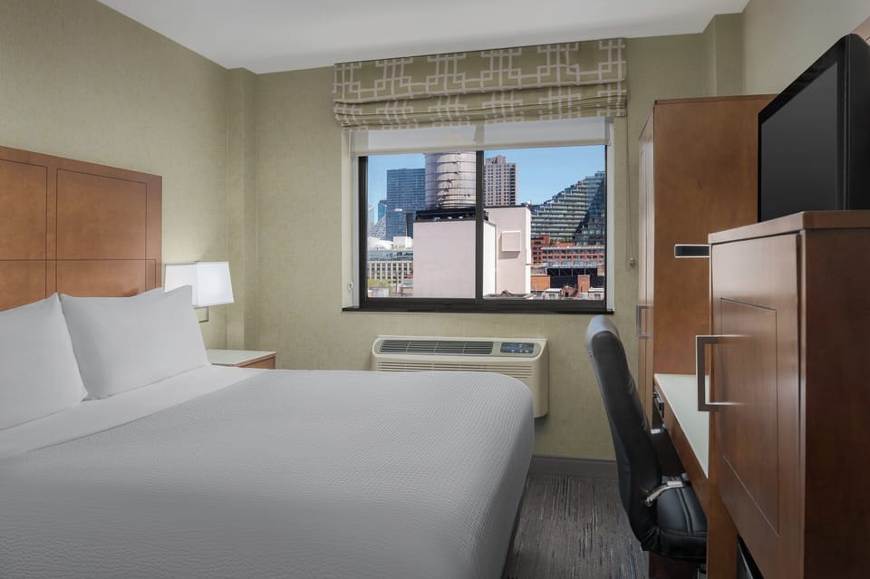 Standard Room, 1 King Bed, City View | Pillowtop beds, in-room safe, desk, laptop workspace