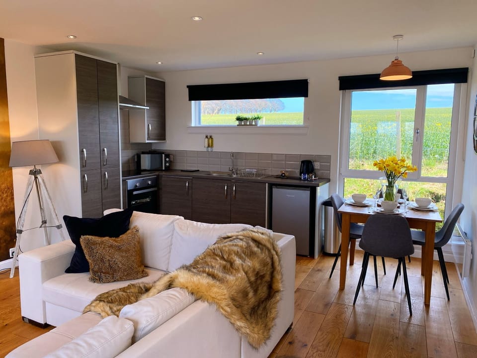 Romantic Bungalow | Private kitchen | Fridge, microwave, oven, stovetop