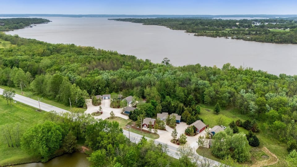 Beautiful flat walk to the lake