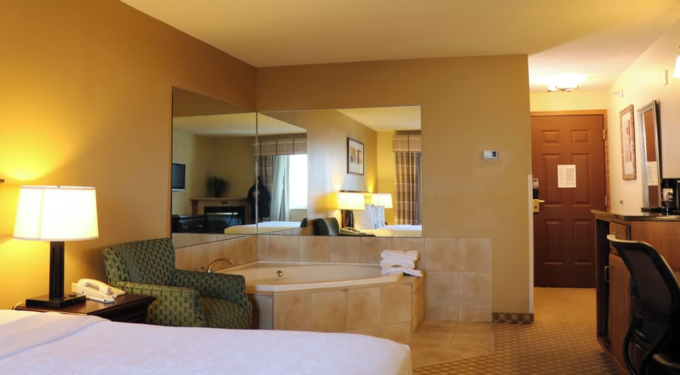 Room, 1 King Bed, Non Smoking | Premium bedding, in-room safe, desk, laptop workspace