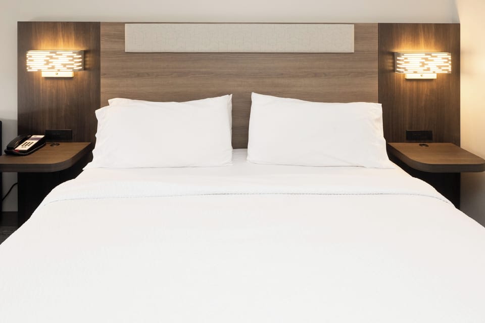 Premium bedding, in-room safe, desk, blackout drapes