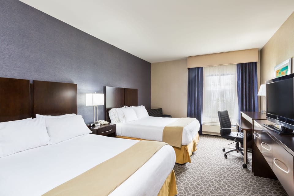 Premium bedding, in-room safe, desk, blackout drapes