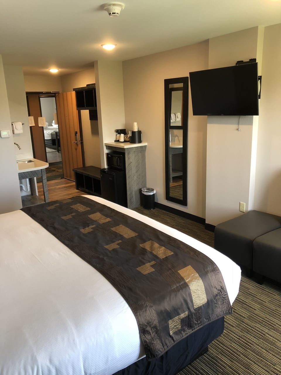 Standard Room, 1 King Bed (One King Bed Grizzly Building) | Blackout drapes, iron/ironing board, free WiFi, bed sheets