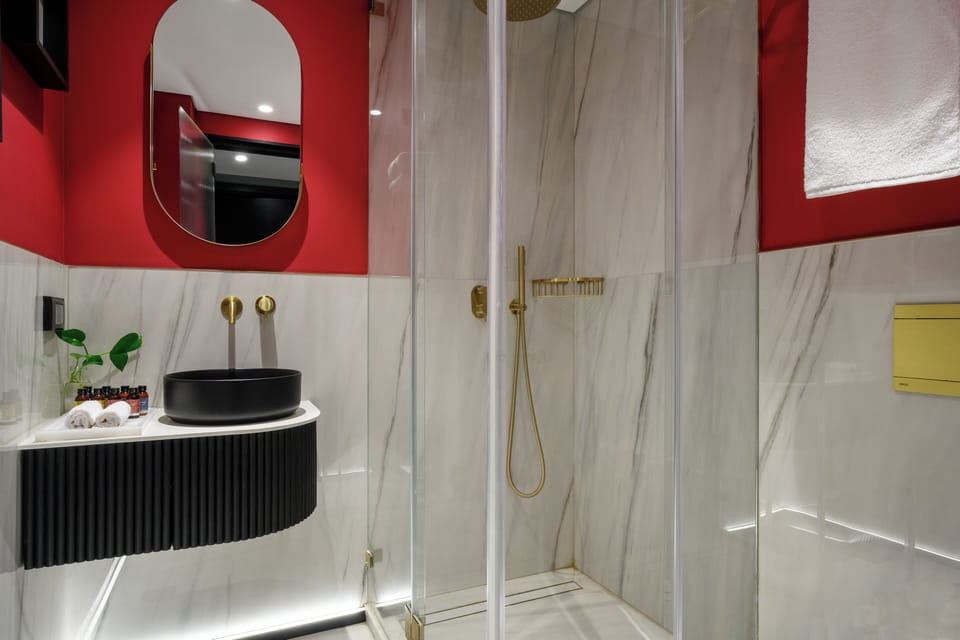 Classic | Bathroom | Shower, free toiletries, hair dryer, towels