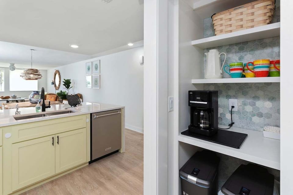 North Breakers 212 - Kitchen pantry