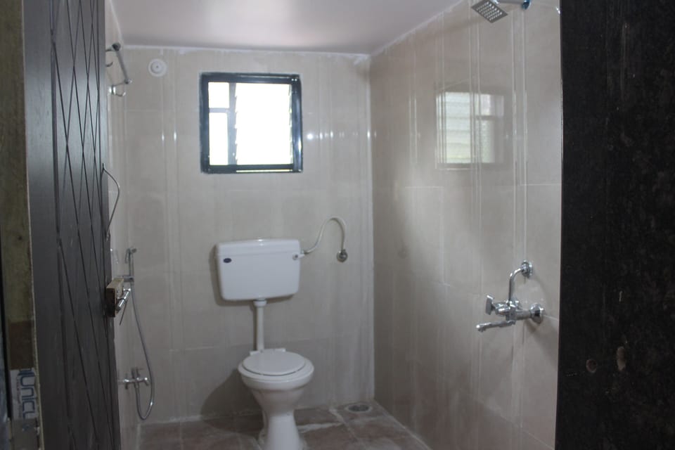 Shower, rainfall showerhead, free toiletries, towels