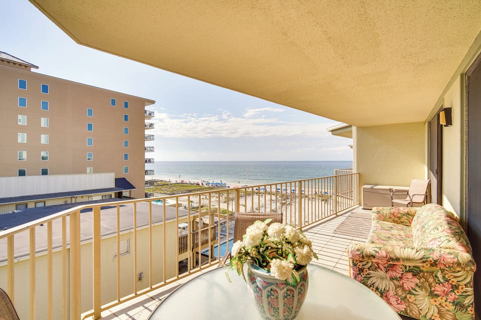 Private Exterior Space: Dining Table | Ocean Views