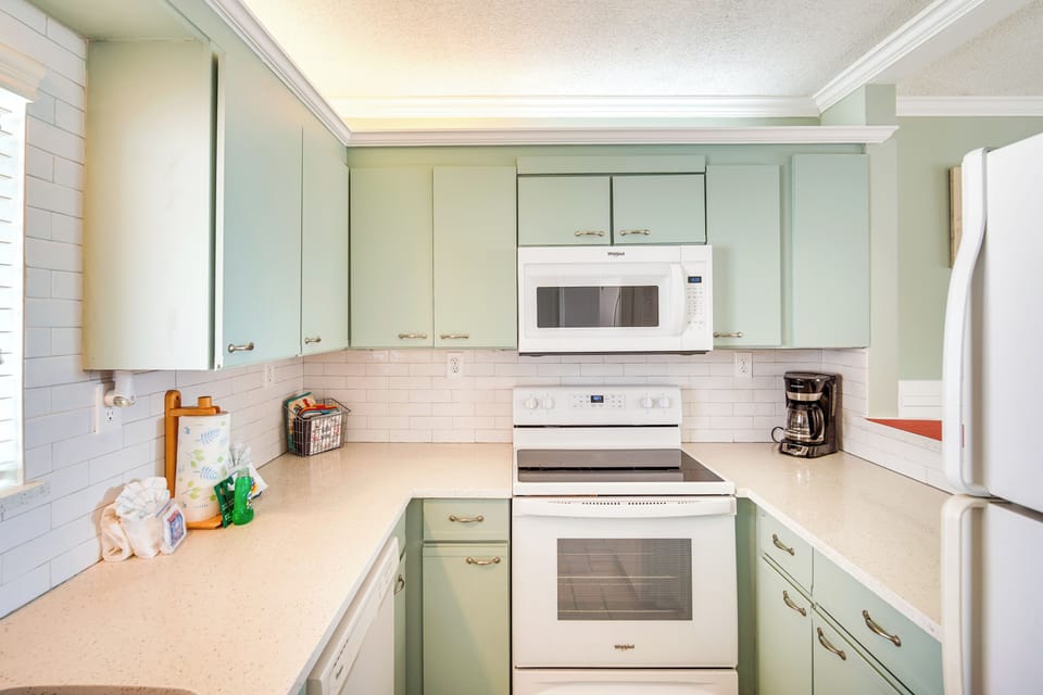 Fully-Equipped Kitchen: Cooking Basics | Crock Pot | Blender | Drip Coffee Maker