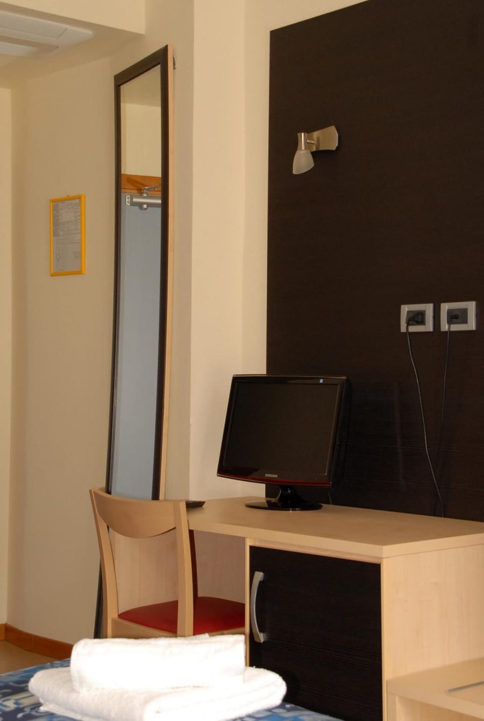 Classic Single Room | Minibar, in-room safe, desk, free WiFi