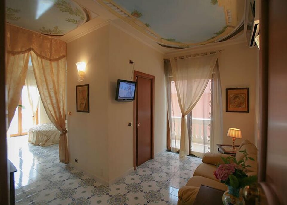 Junior Suite | Desk, cribs (free), WiFi (free), bed sheets
