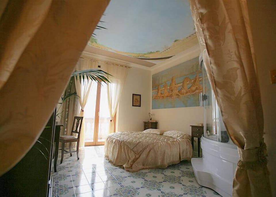 Junior Suite | Desk, free cribs/infant beds, free WiFi, bed sheets