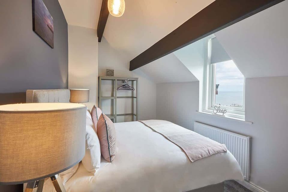 Emerald Hideaway, Saltburn-by-the-Sea - Host & Stay