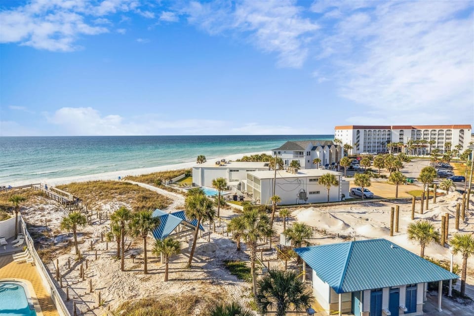 Condo, 2 Bedrooms | Property grounds
