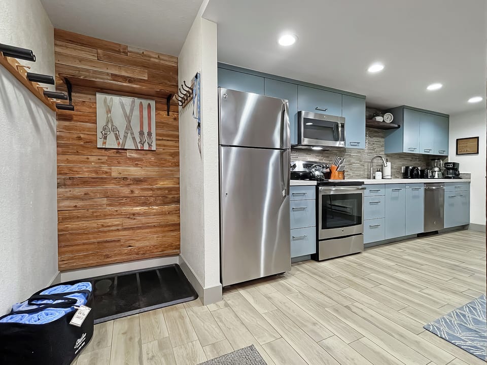 Step inside and find convenient ski and snowboard storage, along with fresh towels for the hot tub and pool.