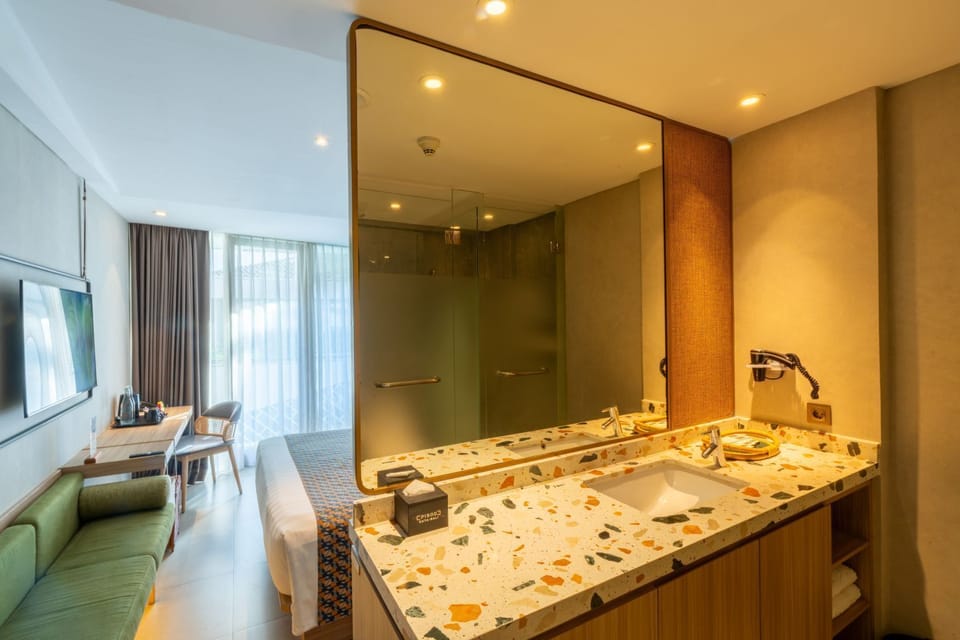 Executive Double Room, Pool View | Bathroom | Shower, hair dryer, bathrobes, slippers