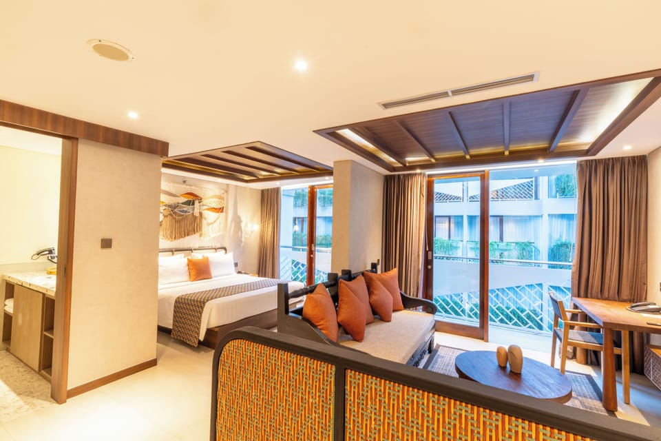 Suite | Desk, blackout drapes, free WiFi, bed sheets